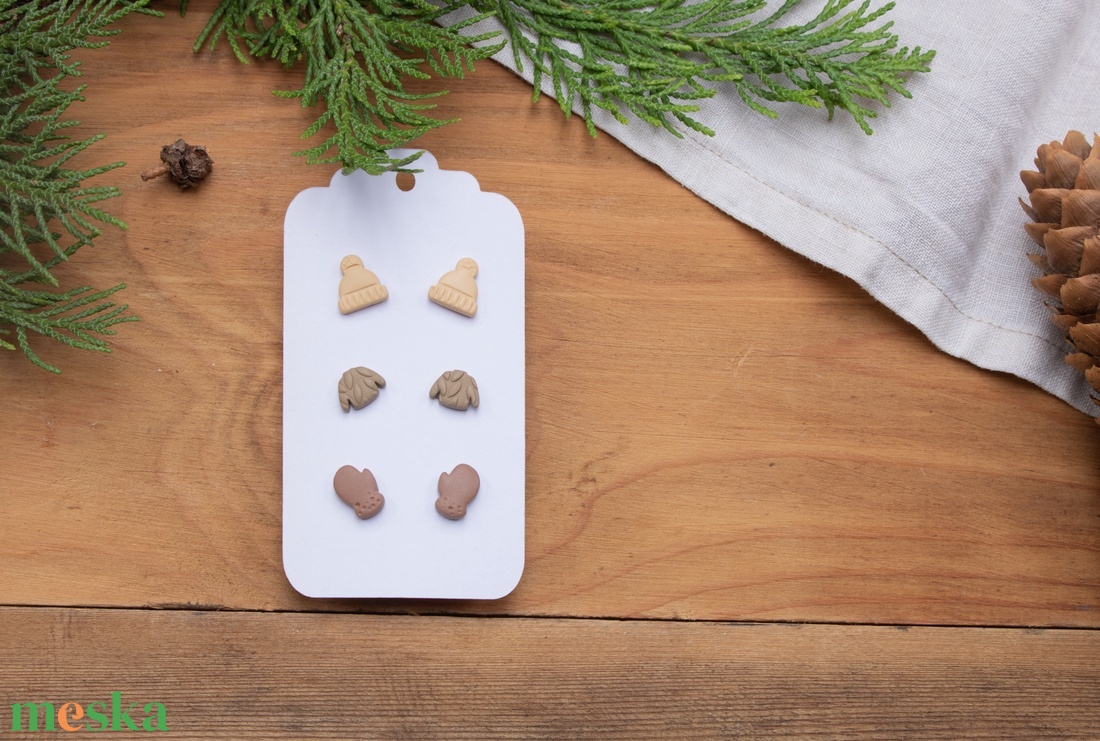 Pötty fülbevaló szett, Téli fülbevaló, Bedugós fülbevaló, Polimer süthető gyurma, Pasztell színek, Sapka Pulóver Kesztyű - ékszer - fülbevaló - pötty fülbevaló - Meska.hu