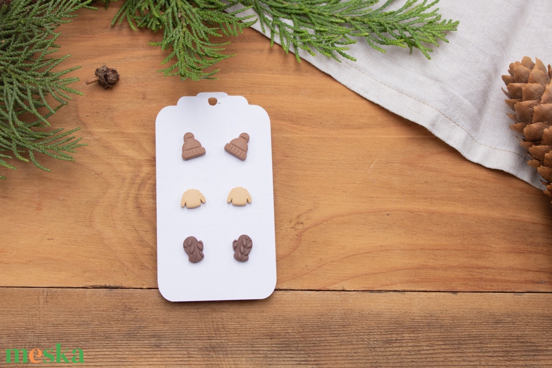 Pötty fülbevaló szett, Téli fülbevaló, Bedugós fülbevaló, Polimer süthető gyurma, Pasztell színek, Sapka Pulóver Kesztyű - ékszer - fülbevaló - pötty fülbevaló - Meska.hu