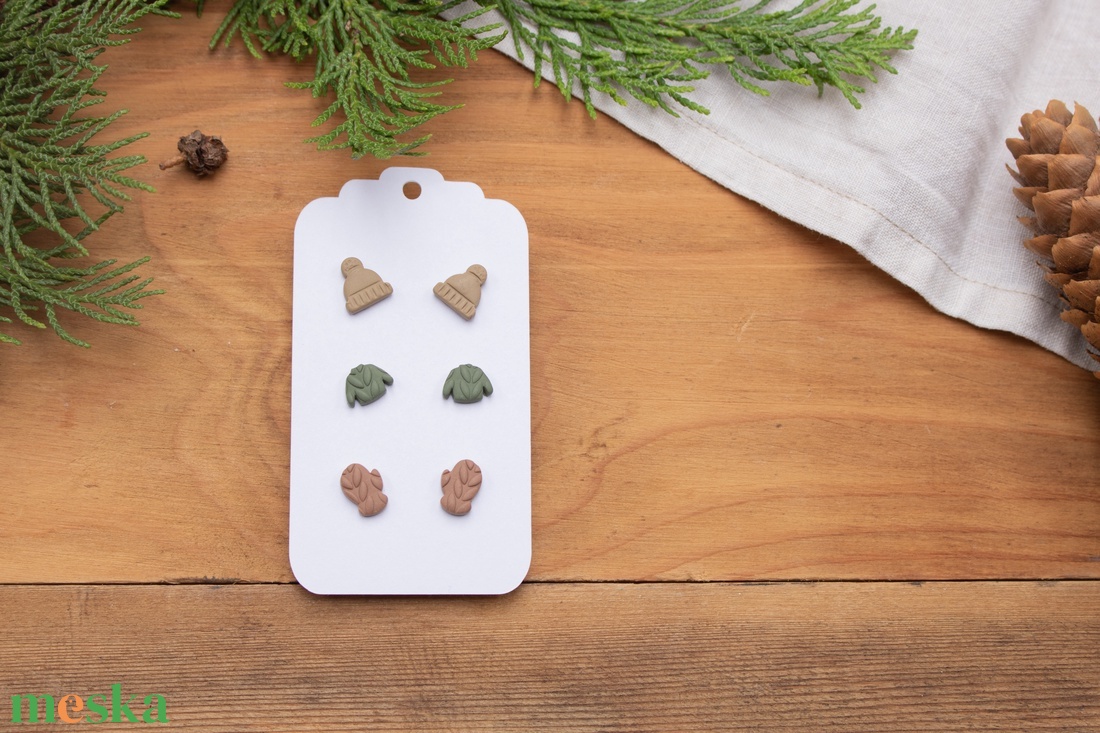 Pötty fülbevaló szett, Téli fülbevaló, Bedugós fülbevaló, Polimer süthető gyurma, Pasztell színek, Sapka Pulóver Kesztyű - ékszer - fülbevaló - pötty fülbevaló - Meska.hu