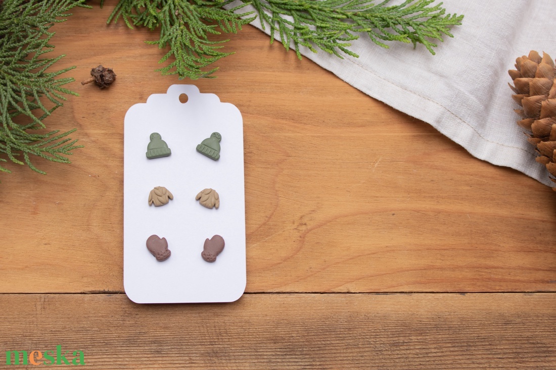 Pötty fülbevaló szett, Téli fülbevaló, Bedugós fülbevaló, Polimer süthető gyurma, Pasztell színek, Sapka Pulóver Kesztyű - ékszer - fülbevaló - pötty fülbevaló - Meska.hu