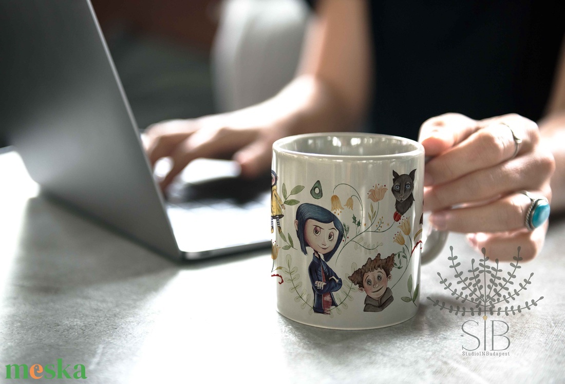 Coraline karakteres kerámia bögre - otthon & életmód - konyhafelszerelés, tálalás - tálalás - bögre & csésze - Meska.hu Coraline karakteres kerámia bögre - otthon & életmód - konyhafelszerelés, tálalás - tálalás - bögre & csésze - Meska.hu