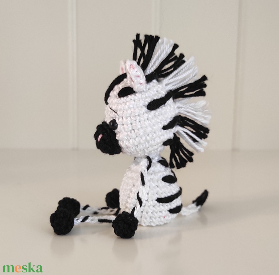 KÉSZLETEN!  Késztermék! Amigurumi ujjbáb - Vancsik a zebra - játék & sport - bábok - ujjbáb - Meska.hu
