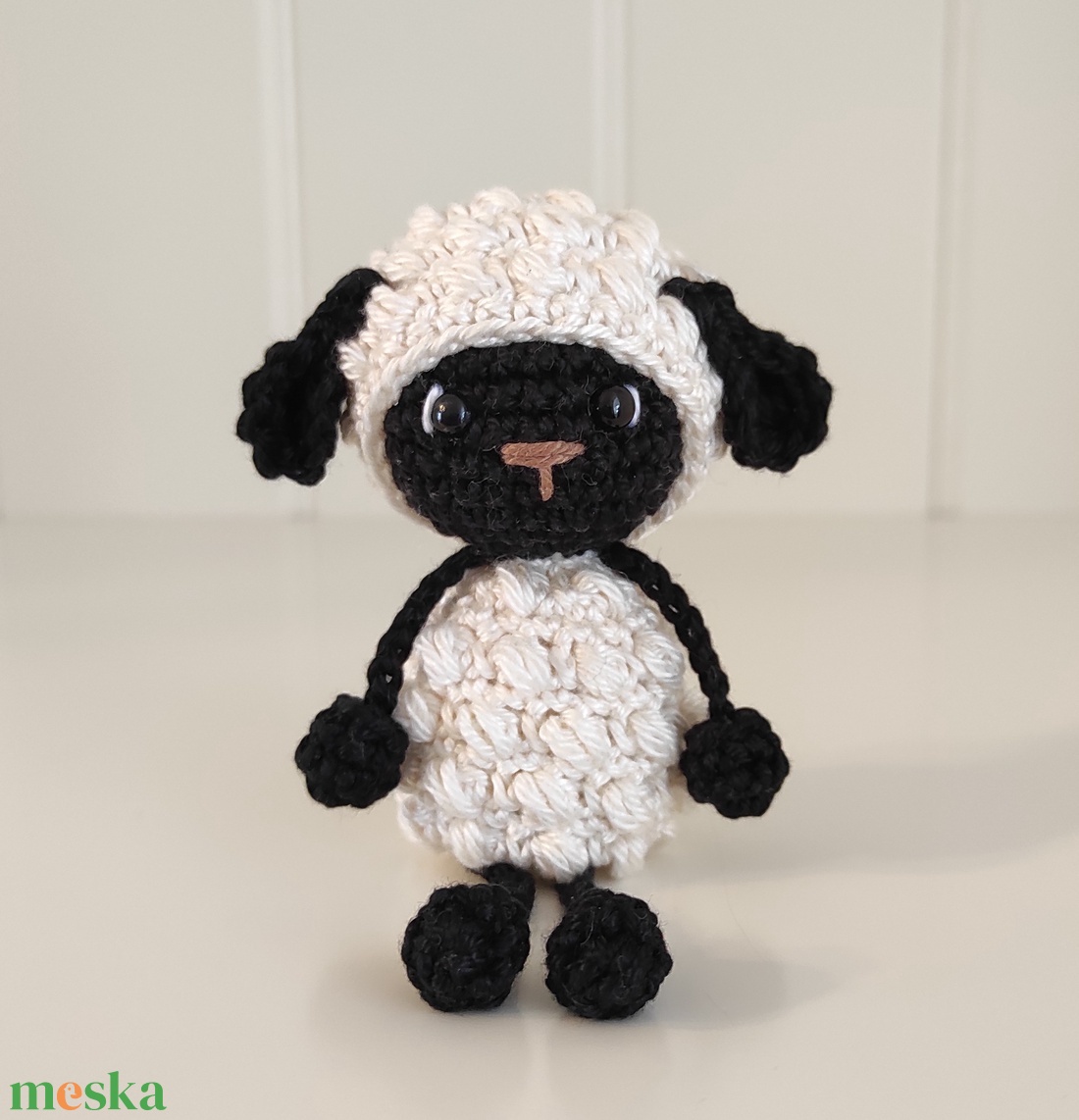 KÉSZLETEN!  Késztermék! Amigurumi ujjbáb - Fekete bárány - játék & sport - bábok - ujjbáb - Meska.hu
