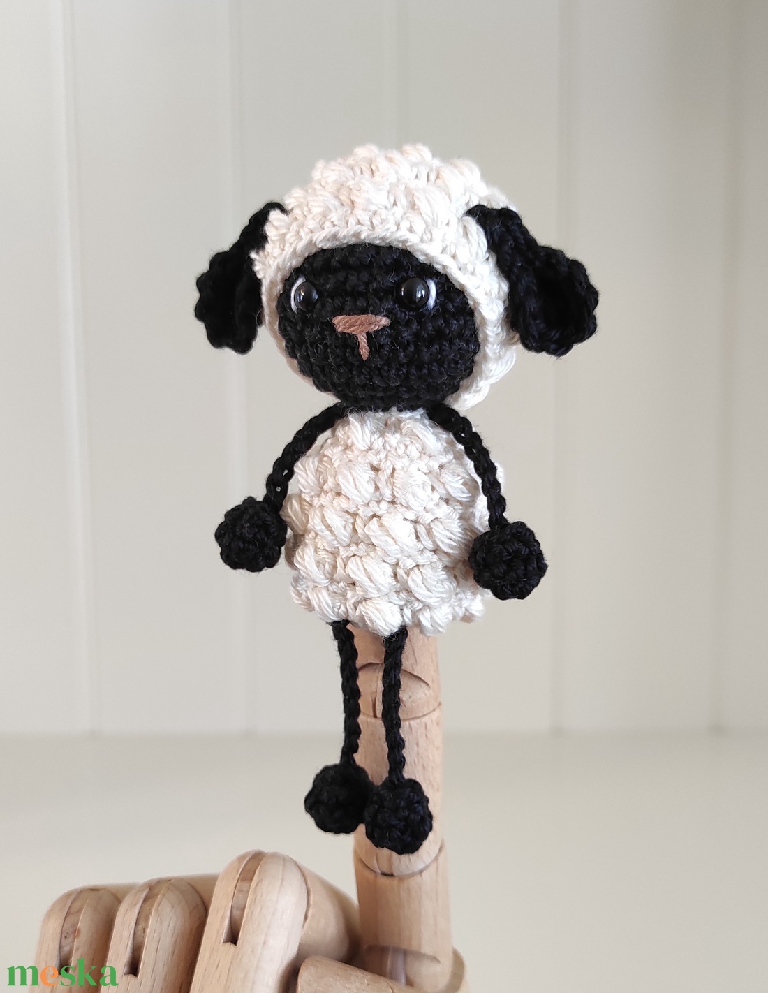 KÉSZLETEN!  Késztermék! Amigurumi ujjbáb - Fekete bárány - játék & sport - bábok - ujjbáb - Meska.hu