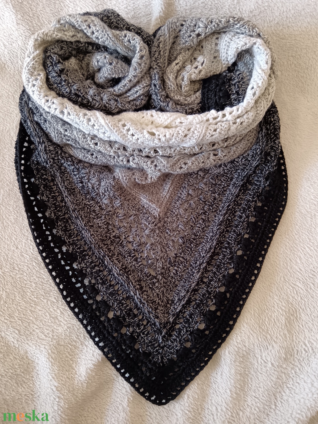 Horgolt vállkendő Black and White  - ruha & divat - sál, sapka, kendő - vállkendő - Meska.hu