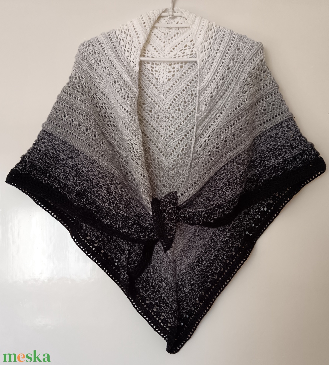 Horgolt vállkendő Black and White  - ruha & divat - sál, sapka, kendő - vállkendő - Meska.hu