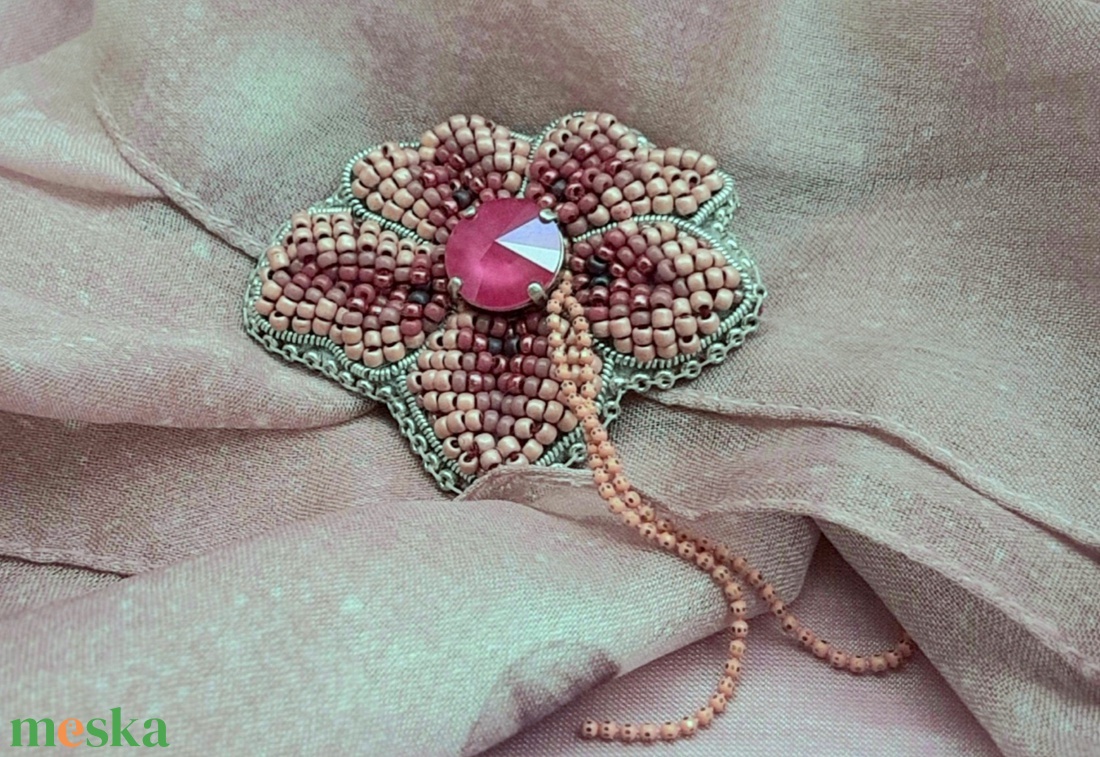 Virág gyöngyhímzett kitűző - ékszer - kitűző és bross - Meska.hu Virág gyöngyhímzett kitűző - ékszer - kitűző és bross - Meska.hu