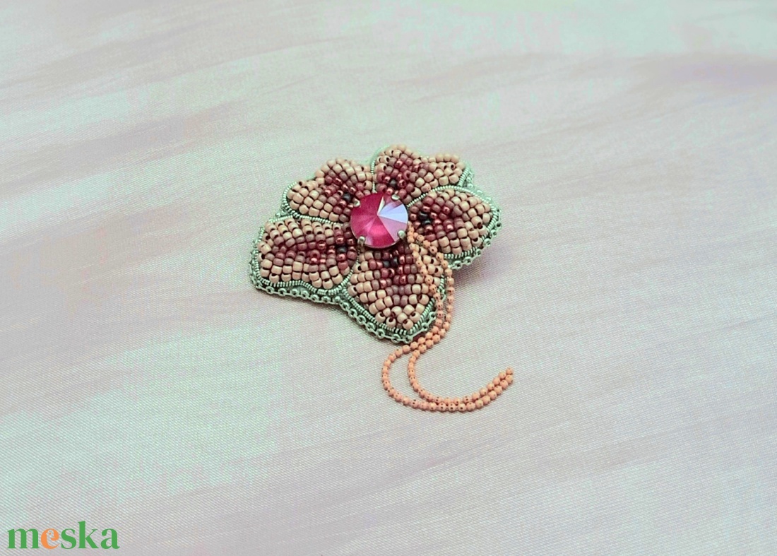Virág gyöngyhímzett kitűző - ékszer - kitűző és bross - Meska.hu Virág gyöngyhímzett kitűző - ékszer - kitűző és bross - Meska.hu