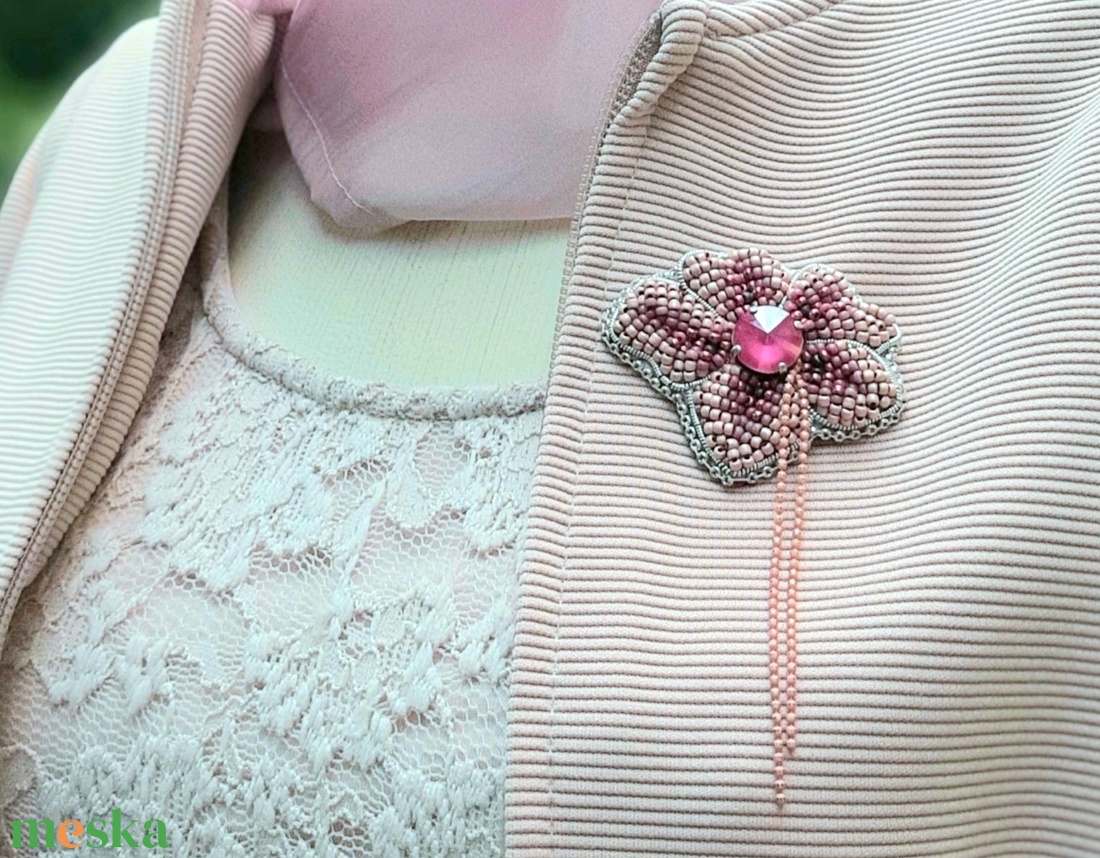 Virág gyöngyhímzett kitűző - ékszer - kitűző és bross - Meska.hu Virág gyöngyhímzett kitűző - ékszer - kitűző és bross - Meska.hu