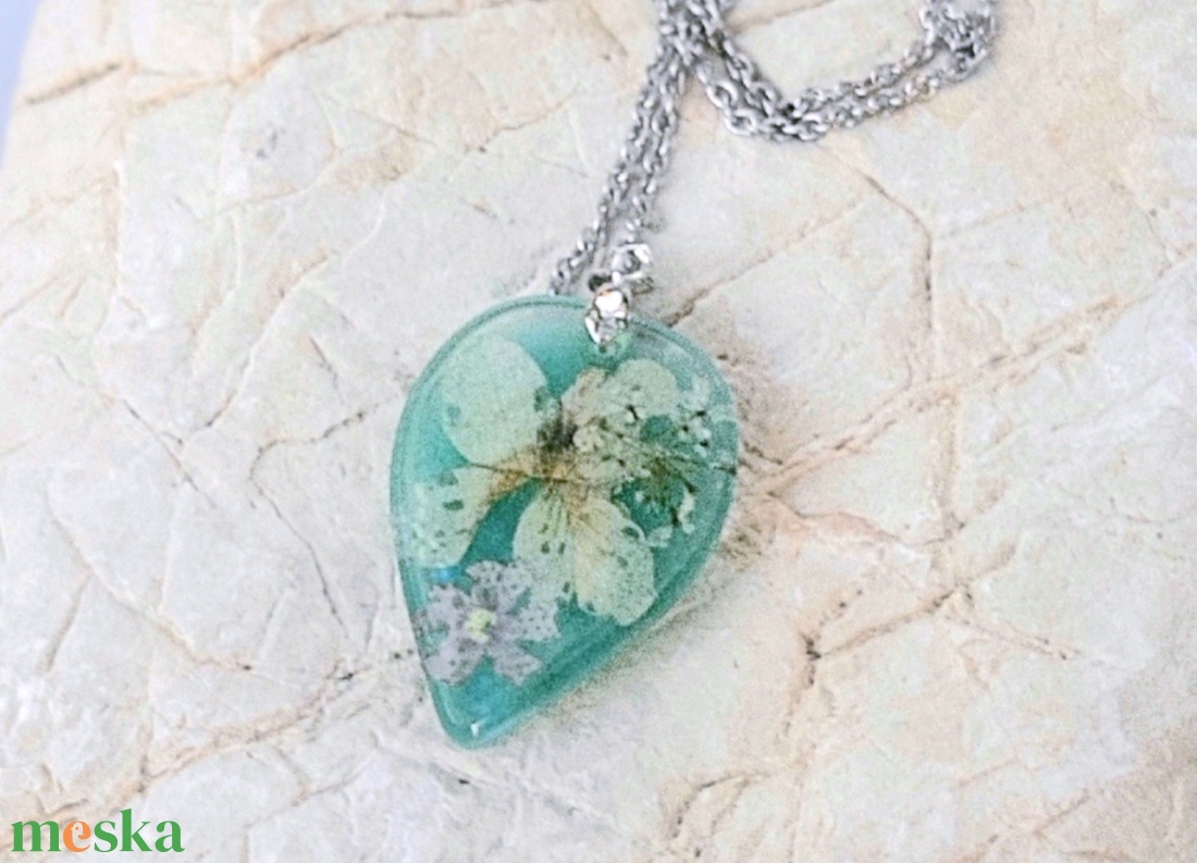 Türkiz gyantaékszer virágokkal - ékszer - nyaklánc - medálos nyaklánc - Meska.hu