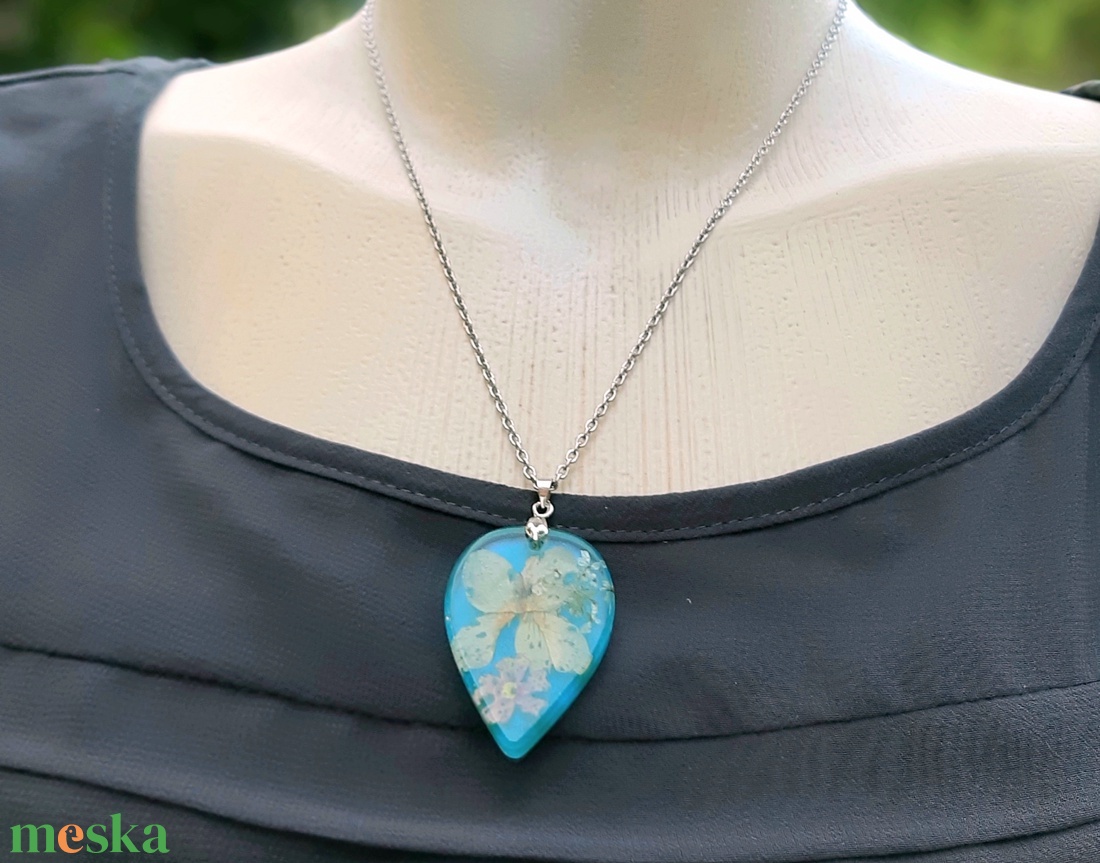 Türkiz gyantaékszer virágokkal - ékszer - nyaklánc - medálos nyaklánc - Meska.hu