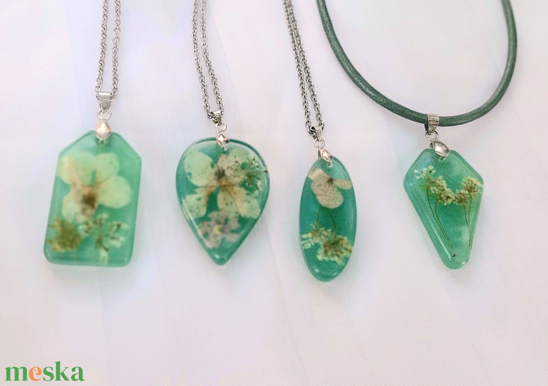 Türkiz gyantaékszer virágokkal - ékszer - nyaklánc - medálos nyaklánc - Meska.hu