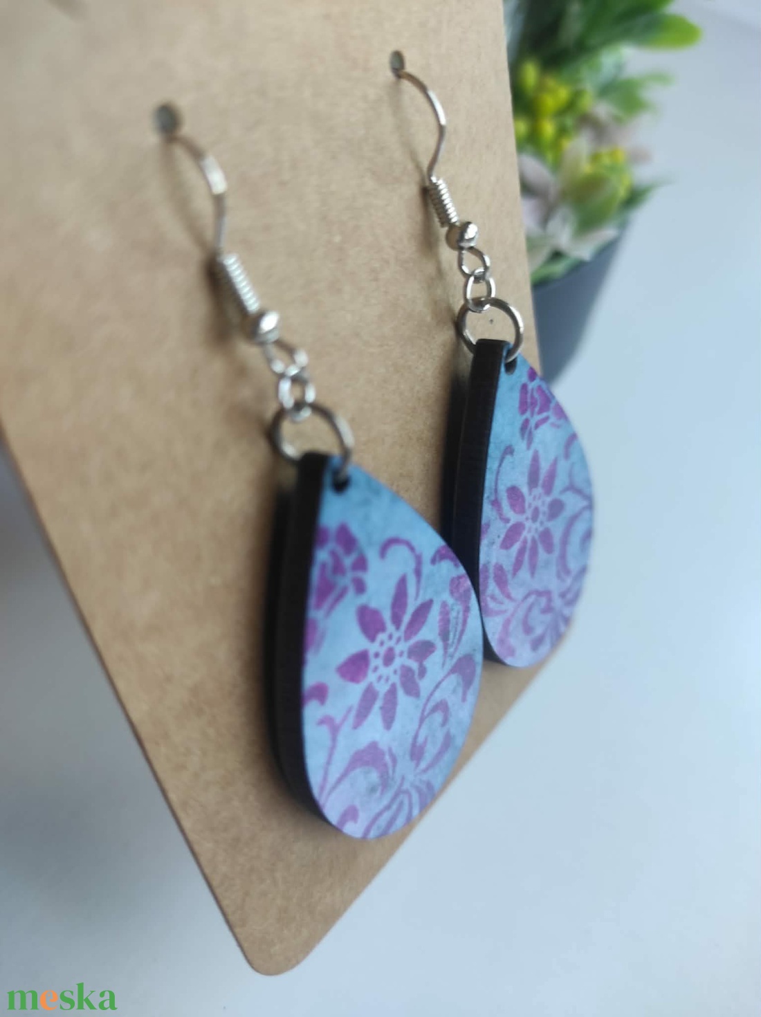 Kék-lila virágos csepp fülbevaló - ékszer - fülbevaló - lógó csepp fülbevaló - Meska.hu
