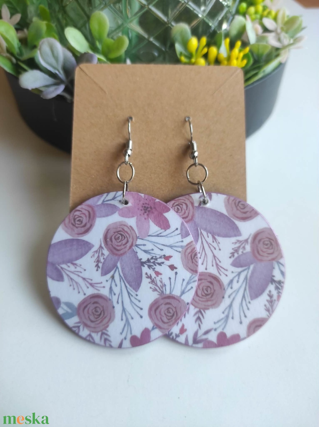 Kerek, virágmintás fa fülbevaló  - ékszer - fülbevaló - lógós kerek fülbevaló - Meska.hu
