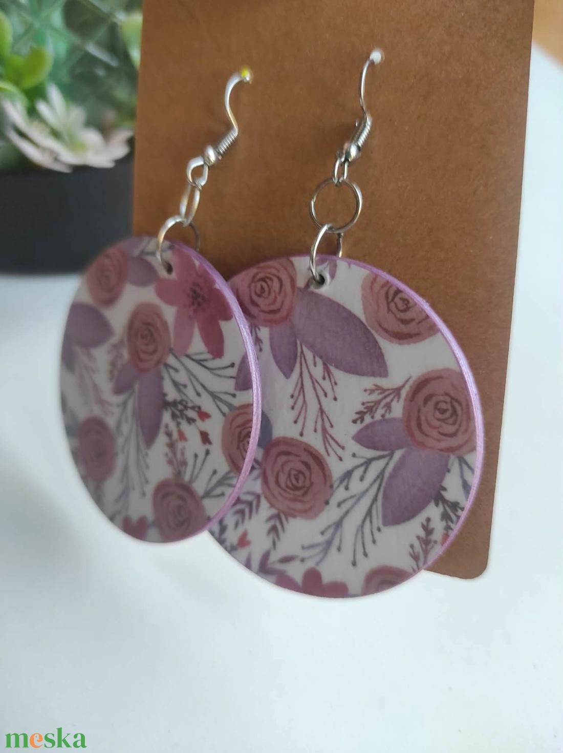 Kerek, virágmintás fa fülbevaló  - ékszer - fülbevaló - lógós kerek fülbevaló - Meska.hu