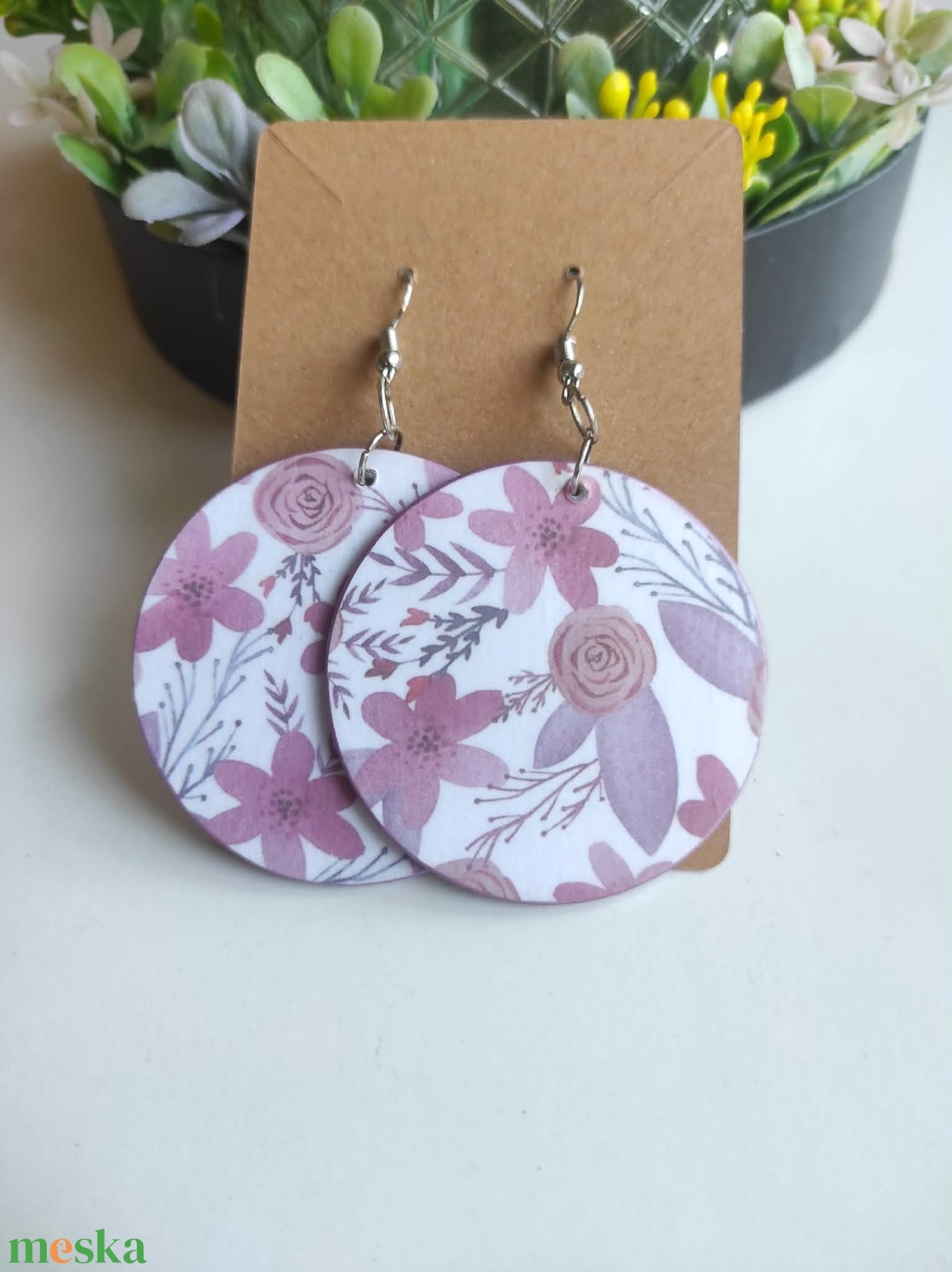 Kerek, virágmintás fa fülbevaló  - ékszer - fülbevaló - lógós kerek fülbevaló - Meska.hu