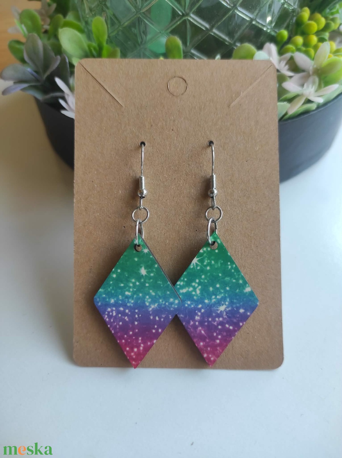 'Színgalaxis' rombusz fa fülbevaló - ékszer - fülbevaló - lógó fülbevaló - Meska.hu