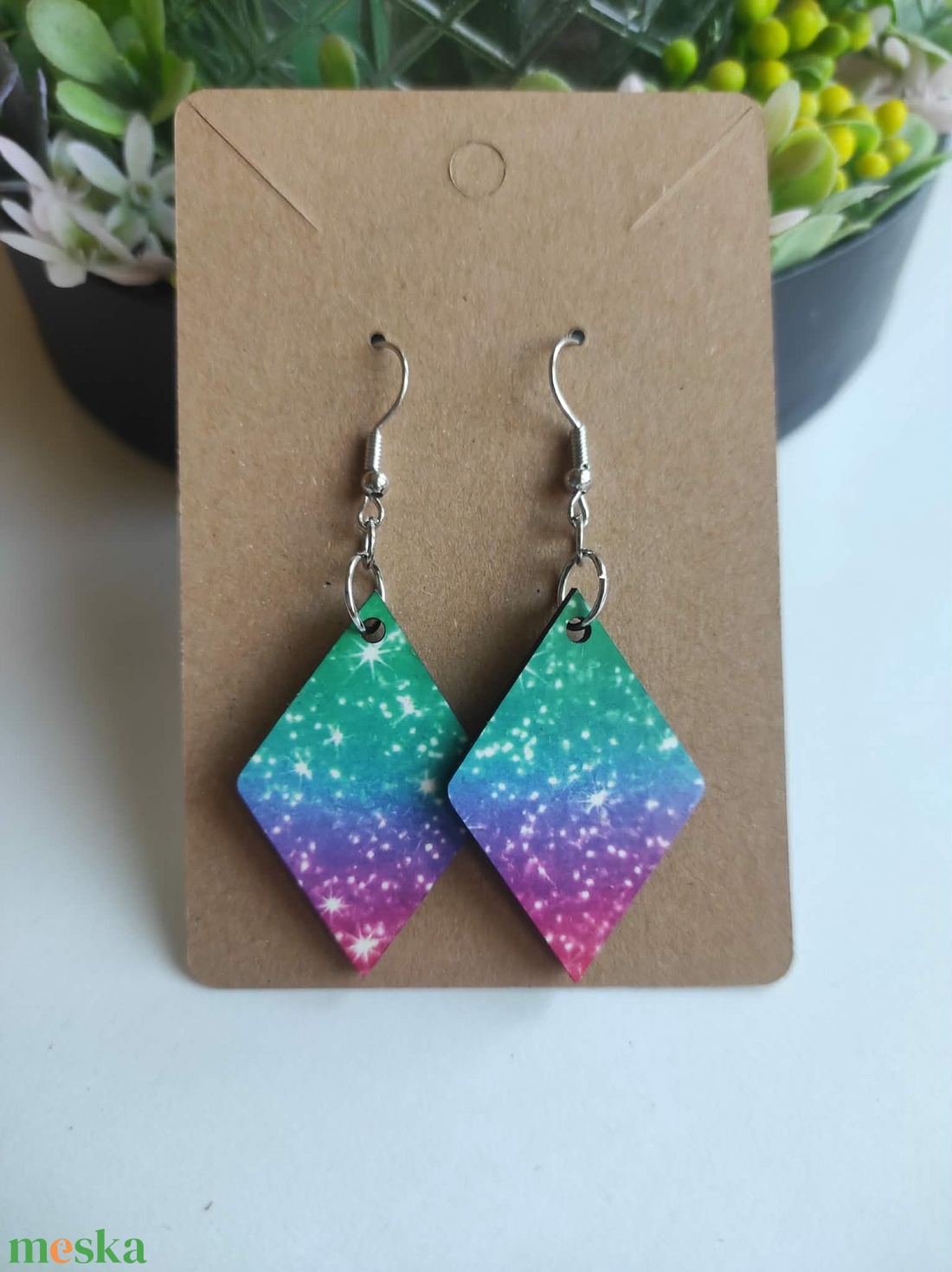 'Színgalaxis' rombusz fa fülbevaló - ékszer - fülbevaló - lógó fülbevaló - Meska.hu