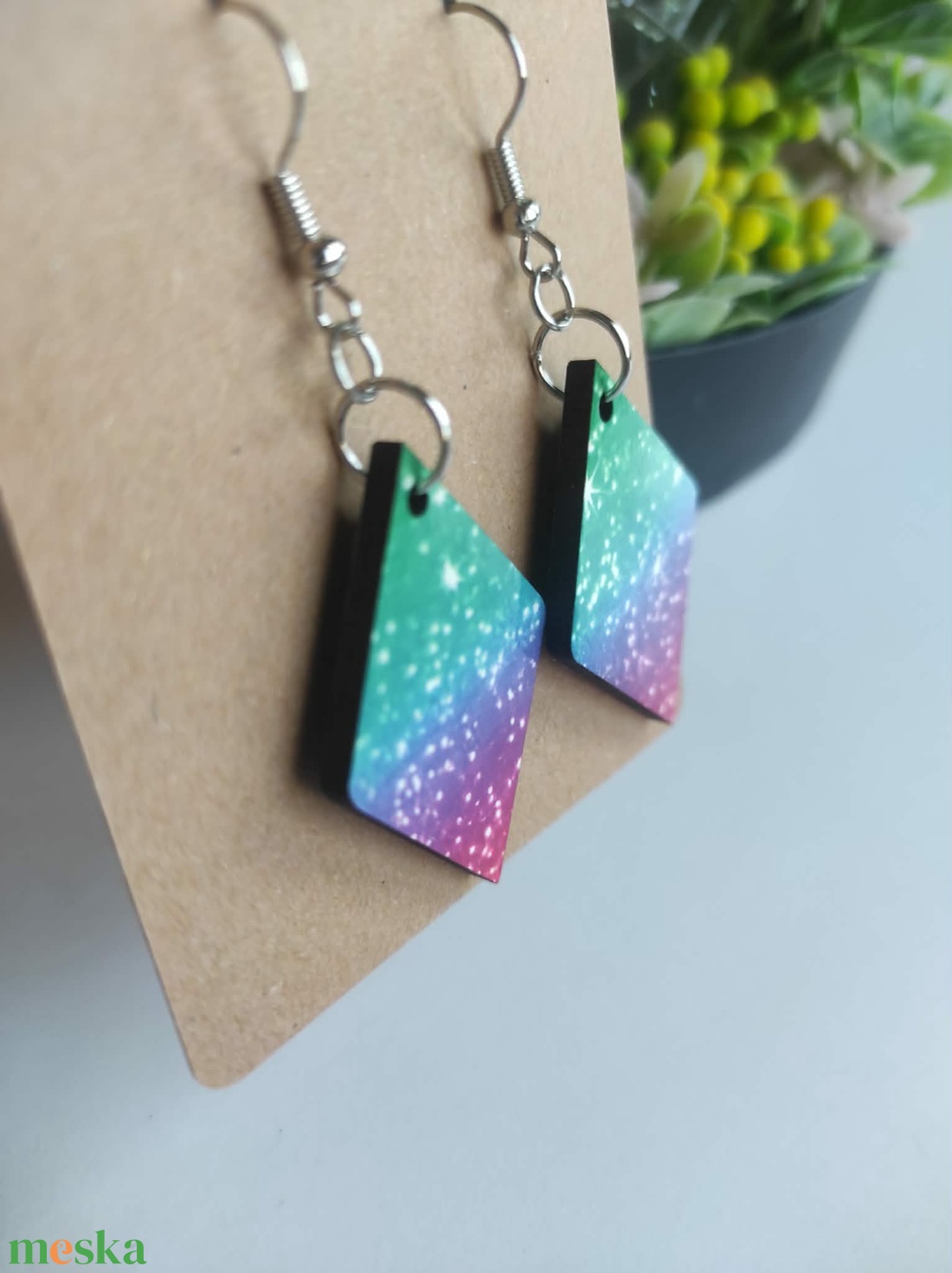 'Színgalaxis' rombusz fa fülbevaló - ékszer - fülbevaló - lógó fülbevaló - Meska.hu