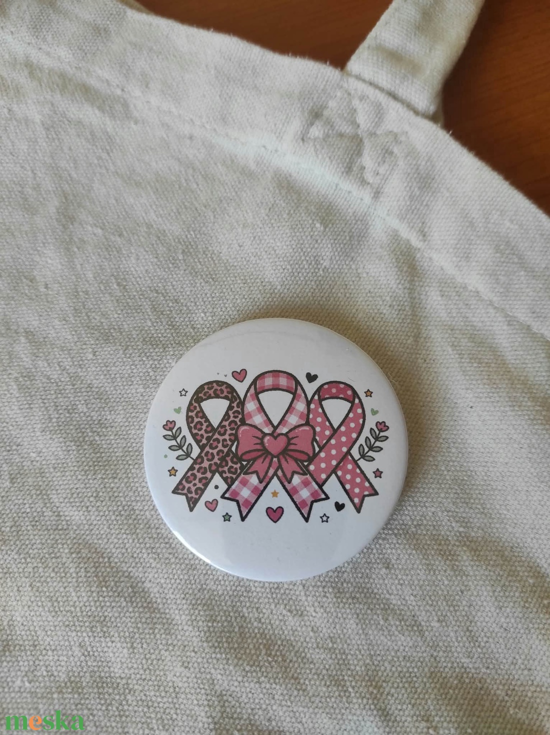 Rózsaszín szalagos kitűző 58 mm - ékszer - kitűző és bross - Meska.hu