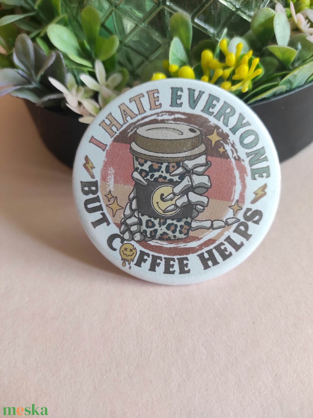 Kávés humoros kitűző 58 mm � I Hate Everyone But Coffee Helps - ékszer - kitűző és bross - Meska.hu