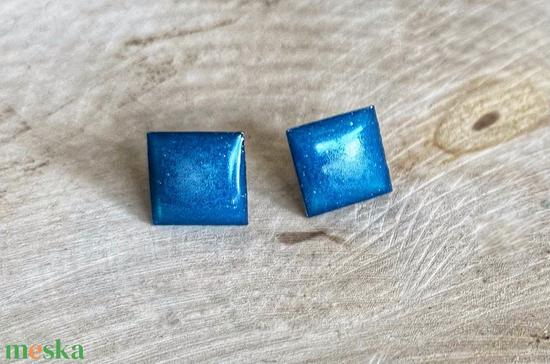 Műgyanta fülbevaló - kék színű pigment porral - ékszer - fülbevaló - pötty fülbevaló - Meska.hu Műgyanta fülbevaló - kék színű pigment porral - ékszer - fülbevaló - pötty fülbevaló - Meska.hu