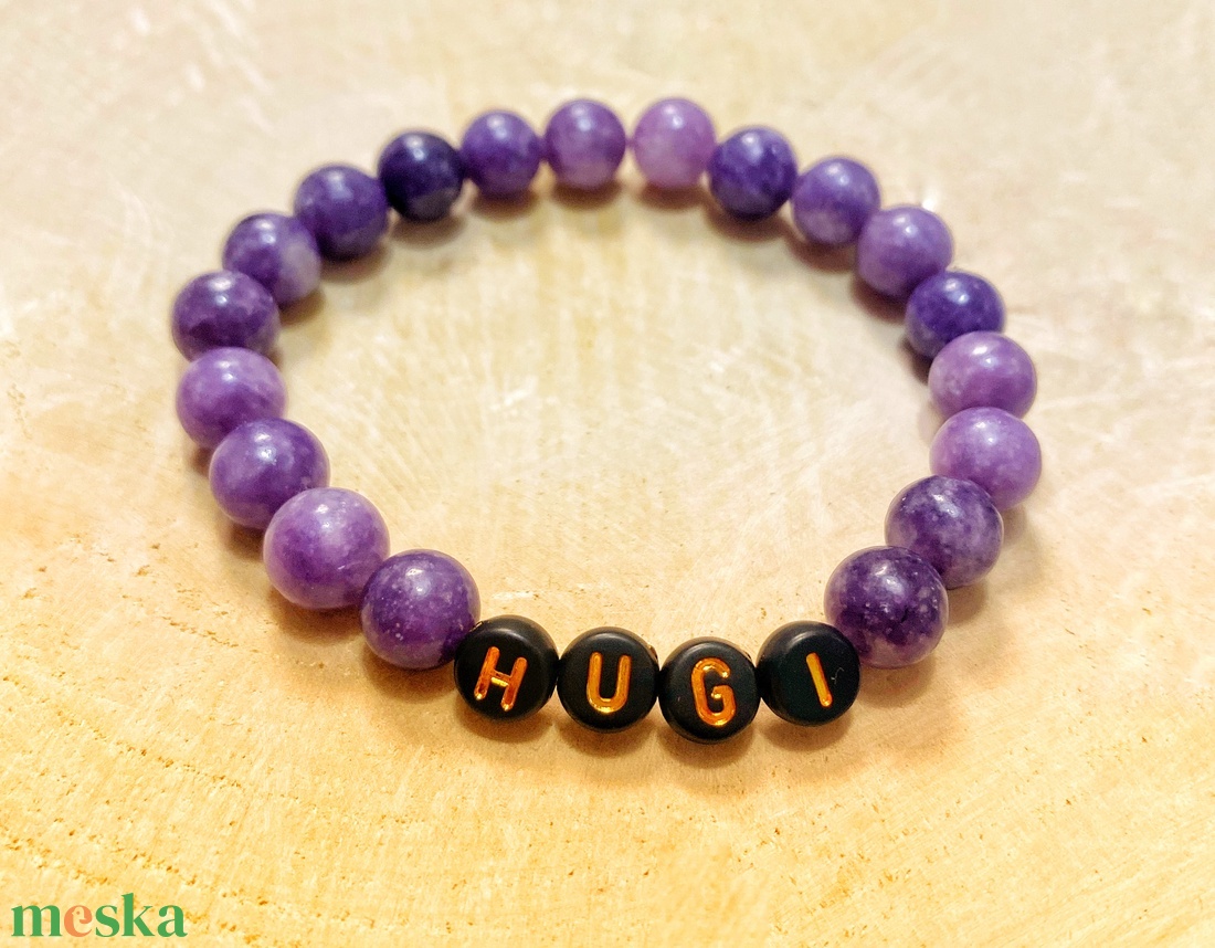 Személyre szabott lepidolit ásvány karkötő fekete-arany betűkkel - ékszer - karkötő - ásványkarkötő - Meska.hu