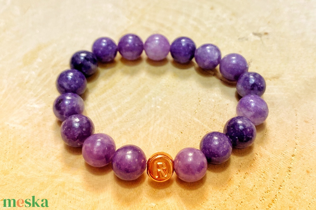 Személyre szabott lepidolit ásvány karkötő betűvel - ékszer - karkötő - ásványkarkötő - Meska.hu