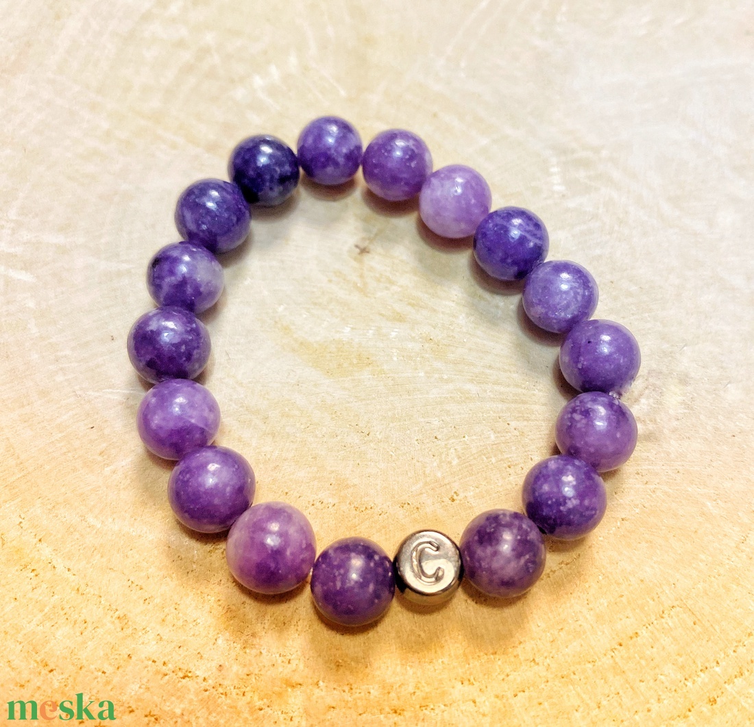 Személyre szabott lepidolit ásvány karkötő betűvel - ékszer - karkötő - ásványkarkötő - Meska.hu