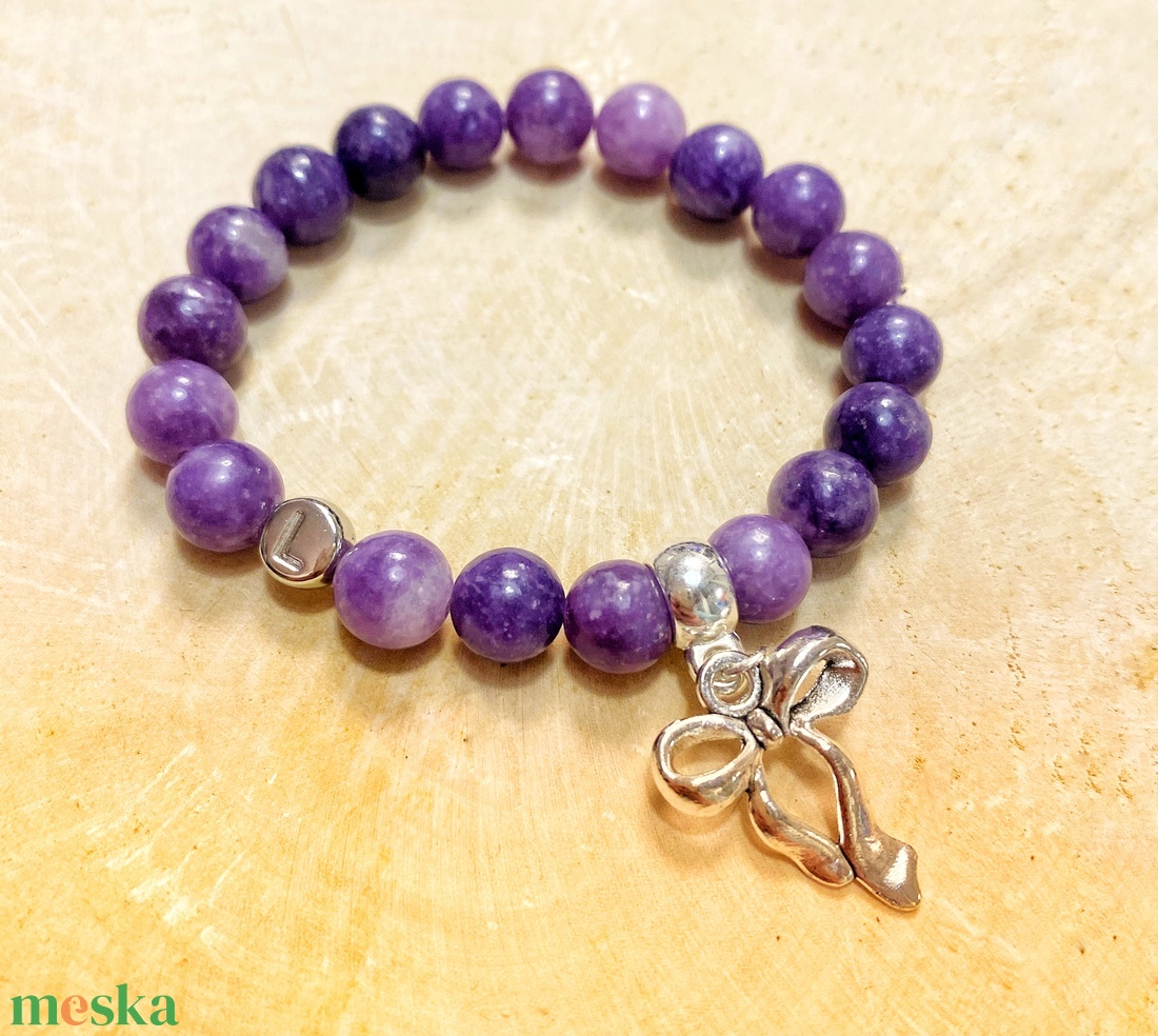 Személyre szabott lepidolit ásvány karkötő betűvel és masnival - ékszer - karkötő - ásványkarkötő - Meska.hu