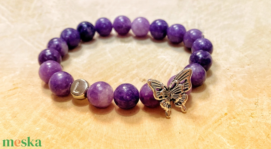 Személyre szabott lepidolit ásvány karkötő betűvel és lepkével - ékszer - karkötő - ásványkarkötő - Meska.hu