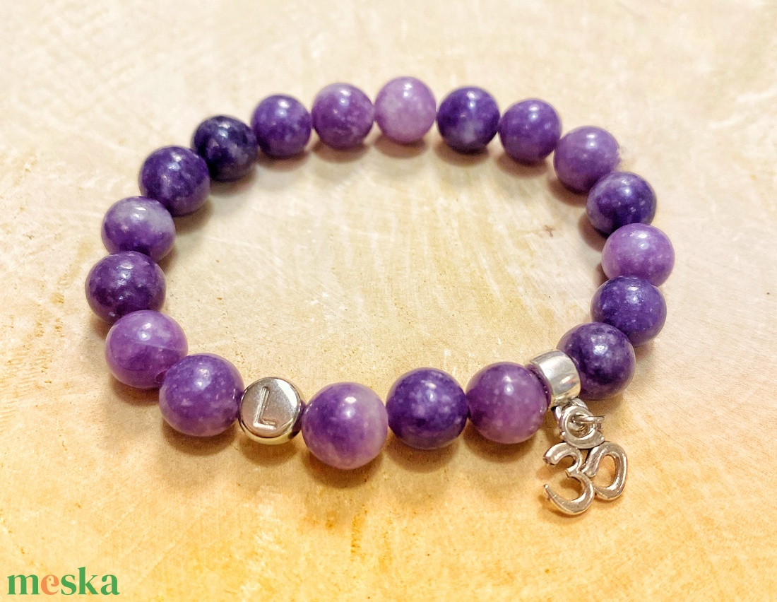 Személyre szabott lepidolit ásvány karkötő betűvel és OM jellel - ékszer - karkötő - ásványkarkötő - Meska.hu