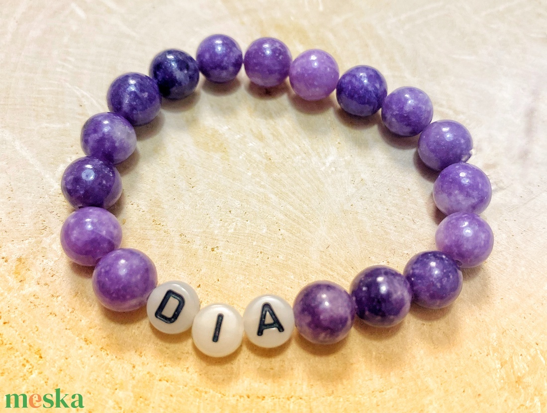 Sötétben világító (!) betűkkel személyre szabható lepidolit ásvány karkötő - ékszer - karkötő - ásványkarkötő - Meska.hu