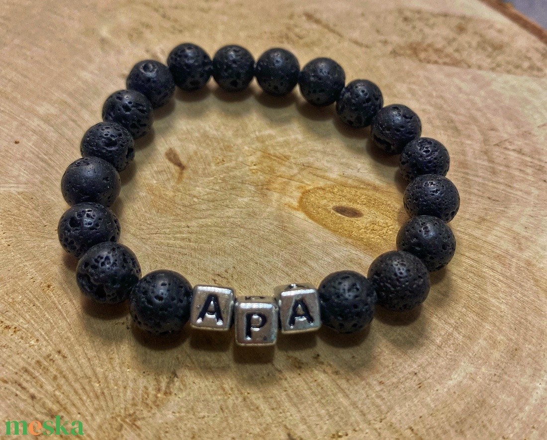 Személyre szabott lávakő ásvány karkötő ezüst-fekete színű betűkkel - ékszer - karkötő - ásványkarkötő - Meska.hu