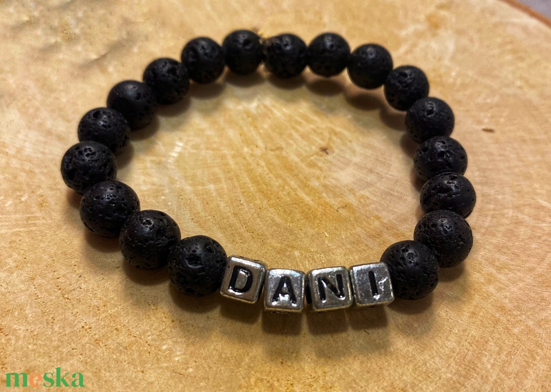 Személyre szabott lávakő ásvány karkötő ezüst-fekete színű betűkkel - ékszer - karkötő - ásványkarkötő - Meska.hu