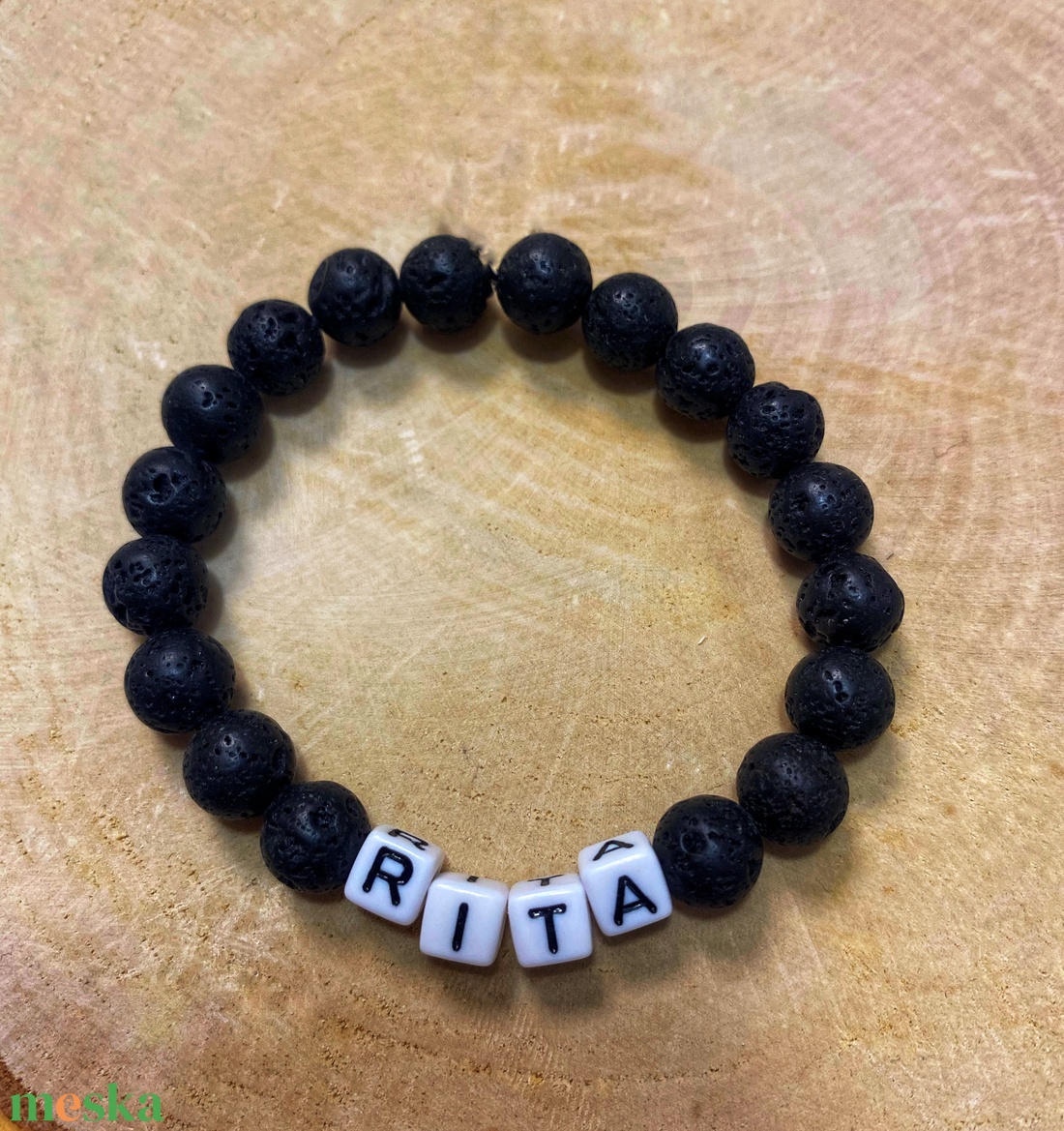 Személyre szabott lávakő ásvány karkötő fekete-fehér színű betűkkel - ékszer - karkötő - ásványkarkötő - Meska.hu