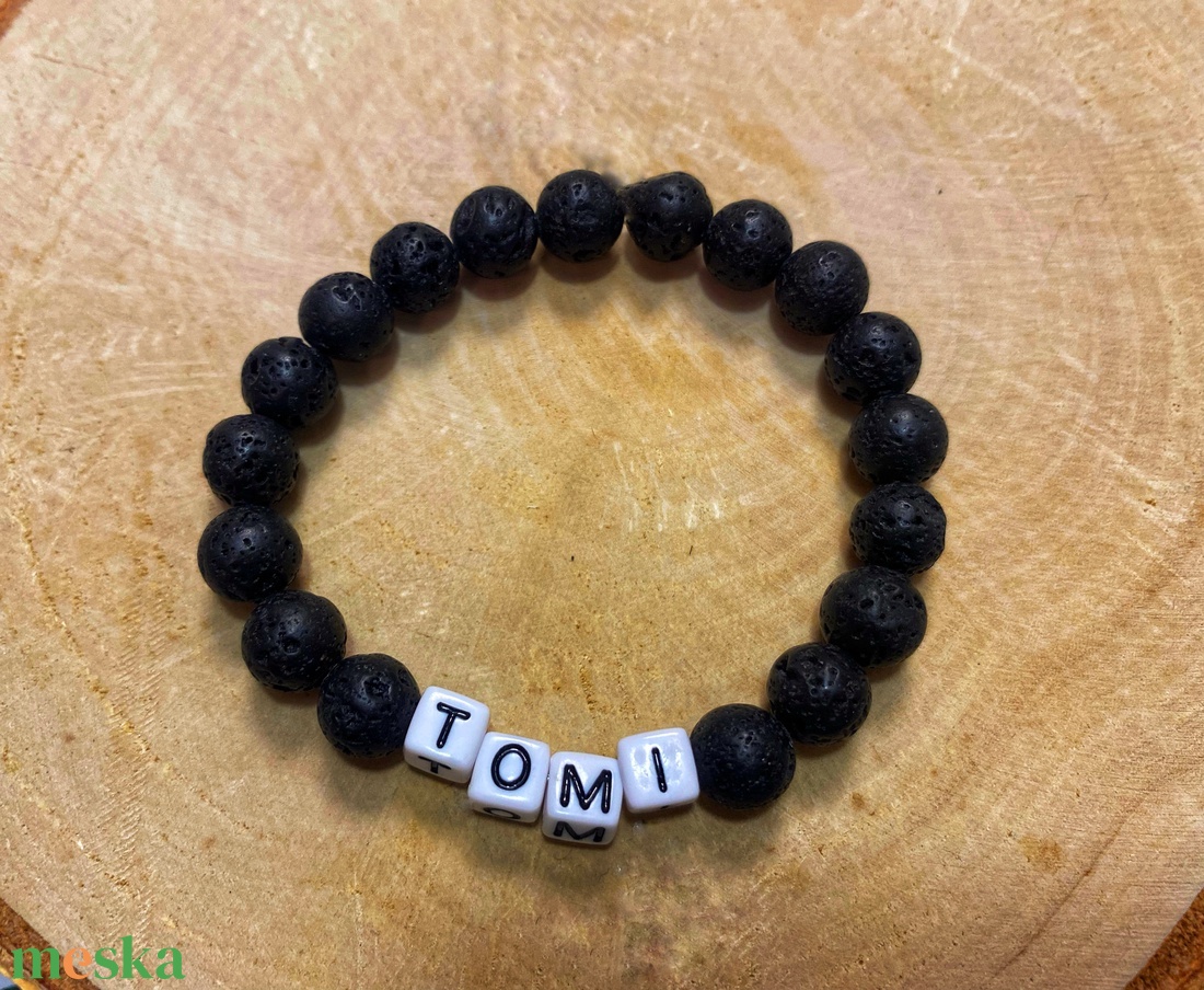 Személyre szabott lávakő ásvány karkötő fekete-fehér színű betűkkel - ékszer - karkötő - ásványkarkötő - Meska.hu