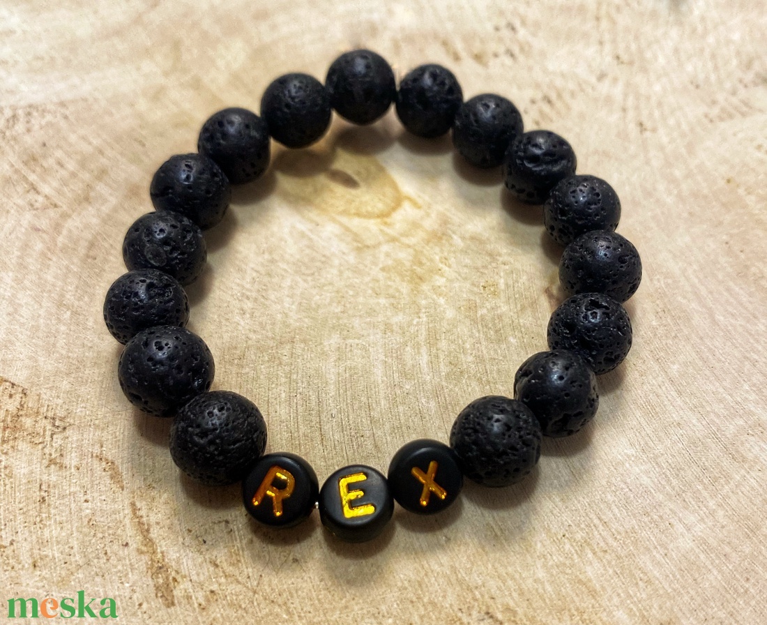 Személyre szabott lávakő ásvány karkötő fekete-arany színű betűkkel - ékszer - karkötő - ásványkarkötő - Meska.hu