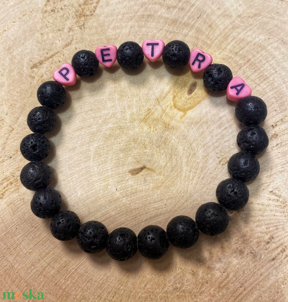 Személyre szabott lávakő ásvány karkötő fekete-rózsaszín betűkkel - ékszer - karkötő - ásványkarkötő - Meska.hu