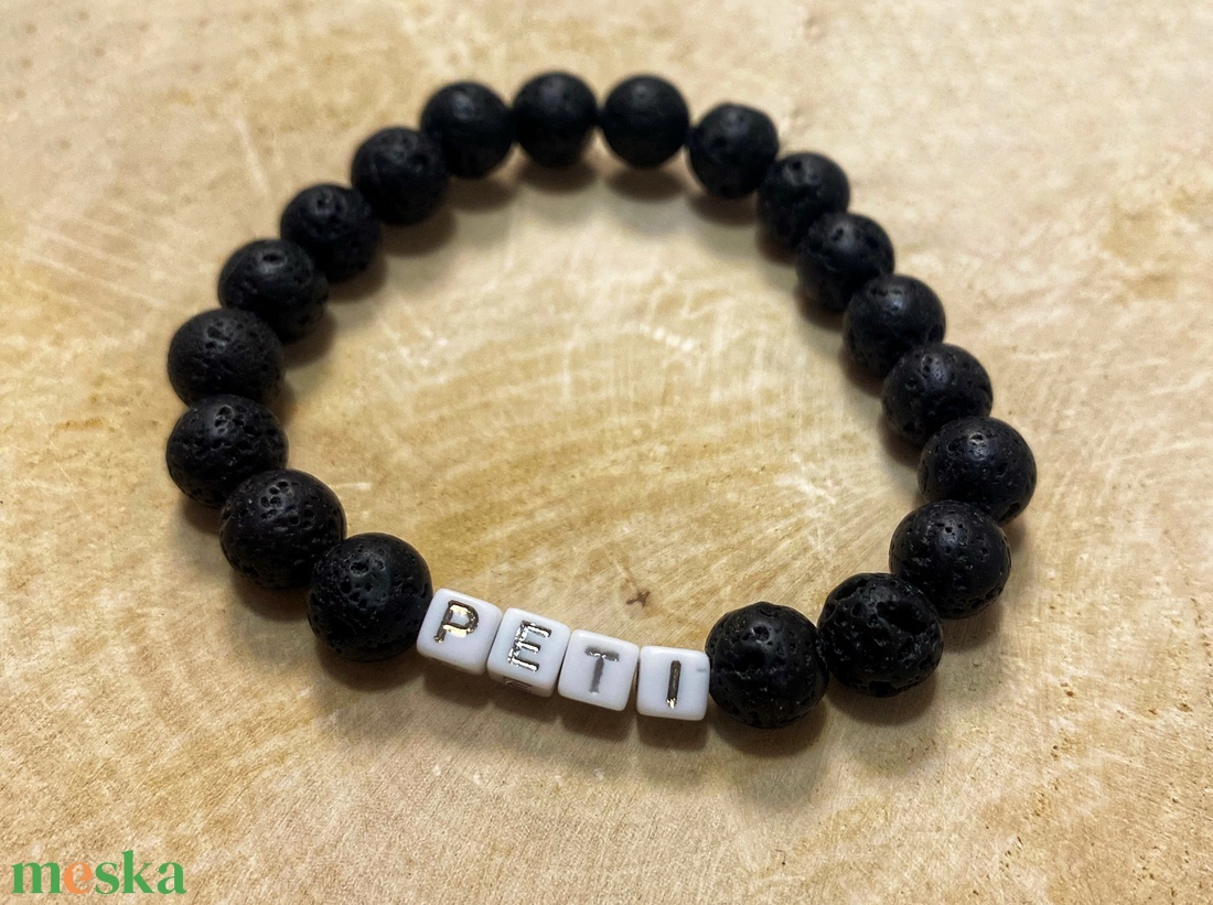 Személyre szabott lávakő ásvány karkötő fehér-ezüst betűkkel - ékszer - karkötő - ásványkarkötő - Meska.hu