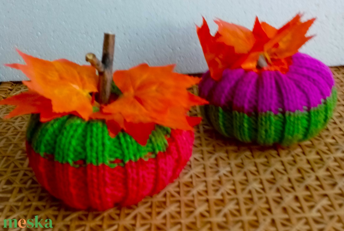 HALLOWEEN ASZTALI DEKORÁCIÓ - KÖTÖTT TÖKÖCSKÉK PÁRBAN - otthon & életmód - dekoráció - halloween - halloweeni dekoráció - Meska.hu