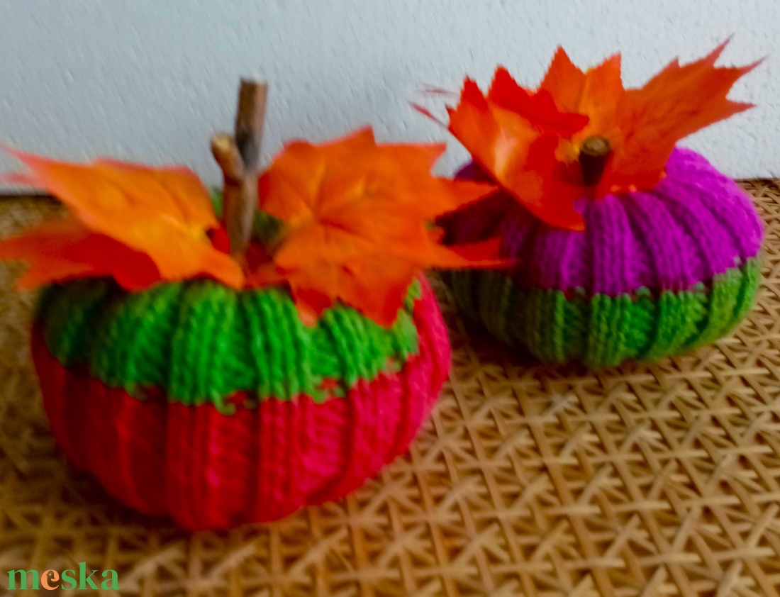 HALLOWEEN ASZTALI DEKORÁCIÓ - KÖTÖTT TÖKÖCSKÉK PÁRBAN - otthon & életmód - dekoráció - halloween - halloweeni dekoráció - Meska.hu