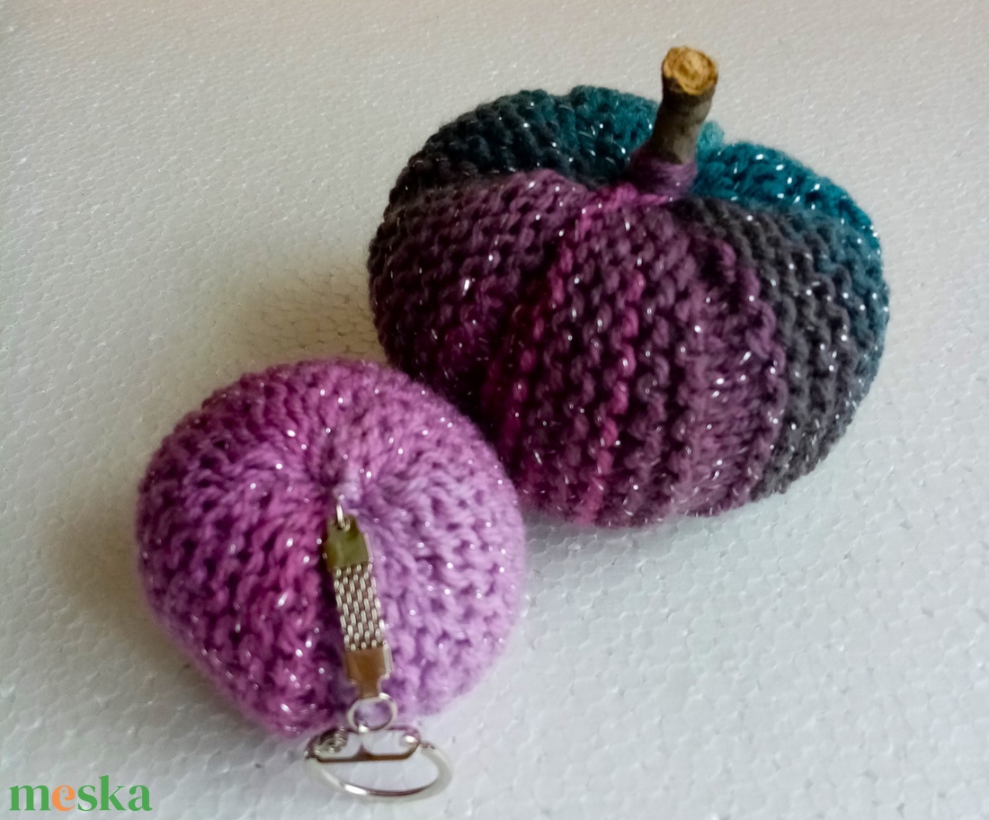 Halloween Asztali Dekoráció Kötött Tököcske és Tök Kulcstartó Szett - otthon & életmód - dekoráció - halloween - halloweeni dekoráció - Meska.hu