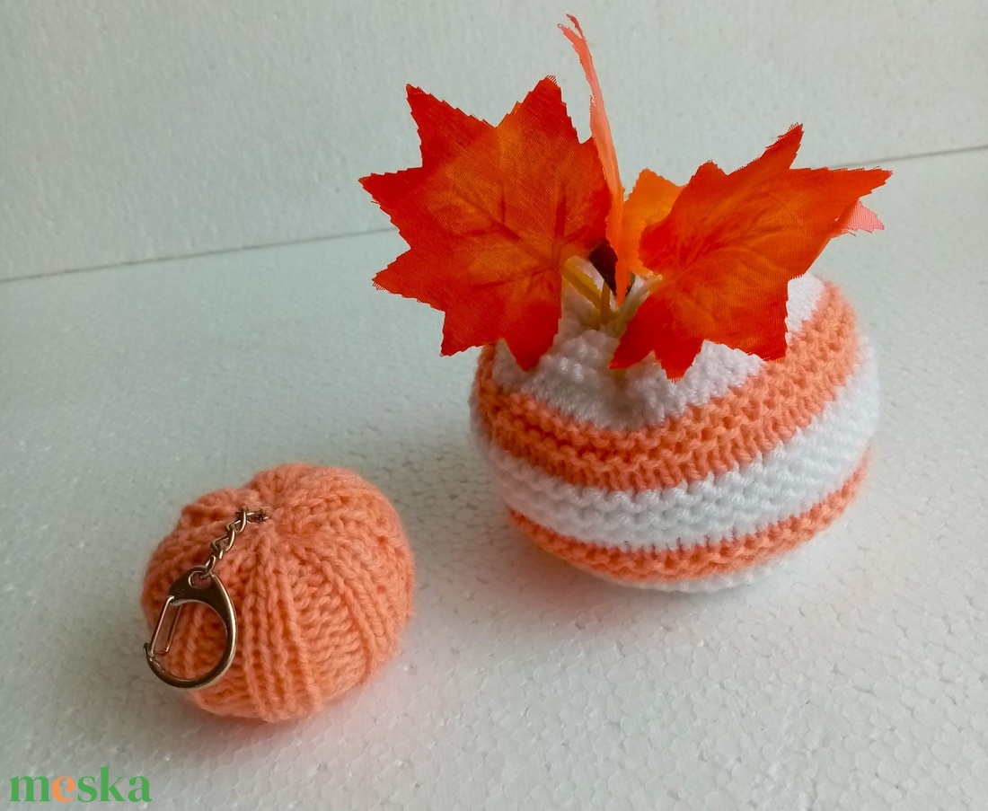 Halloween Asztali Dekoráció Kötött Tököcske és Tök Kulcstartó Szett - otthon & életmód - dekoráció - halloween - halloweeni dekoráció - Meska.hu