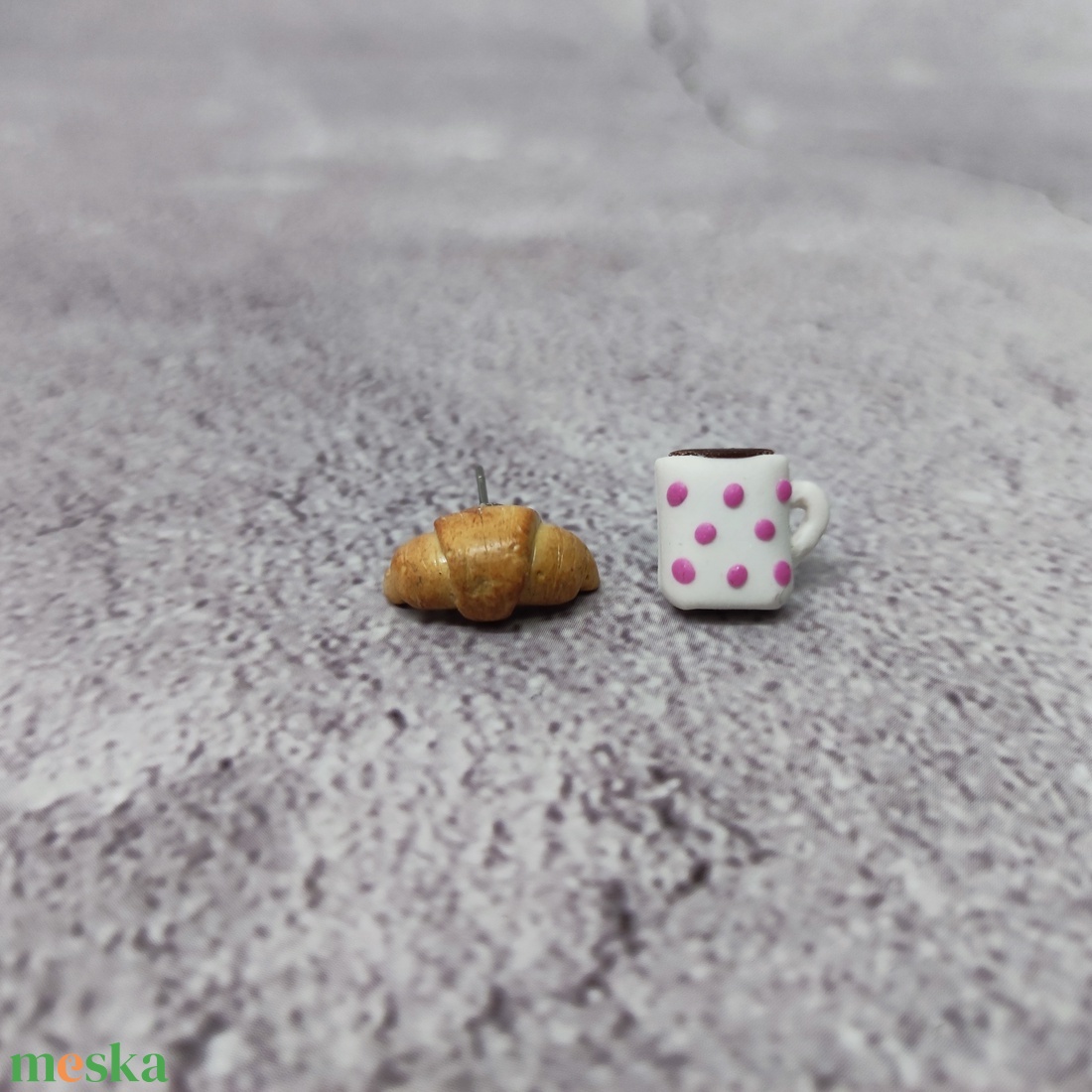 Bögre és croissant bedugós polymer clay fülbevaló/ reggeli kávé kiflivel süthető gyurma füli - ékszer - fülbevaló - pötty fülbevaló - Meska.hu