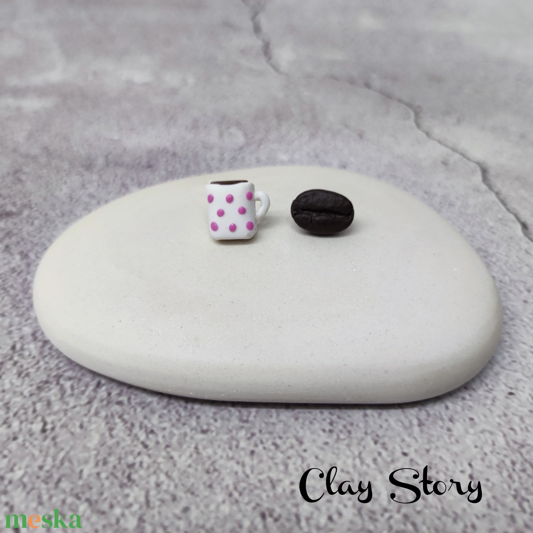 Egy jó kávé és egy jó könyv bedugós polymer clay fülbevaló/ kávés és könyv süthető gyurma füli - ékszer - fülbevaló - pötty fülbevaló - Meska.hu