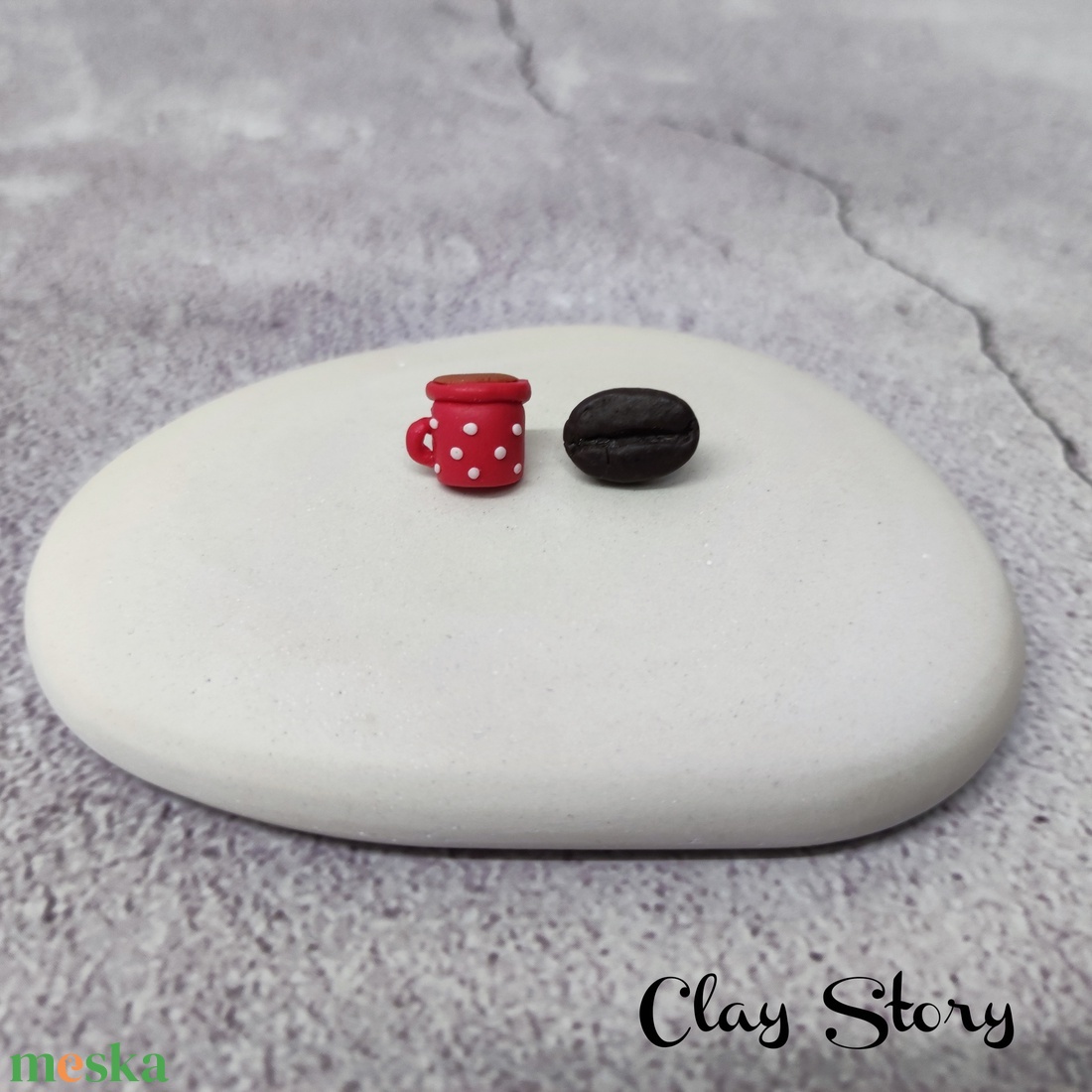 Egy jó kávé és egy jó könyv bedugós polymer clay fülbevaló/ kávés és könyv süthető gyurma füli - ékszer - fülbevaló - pötty fülbevaló - Meska.hu