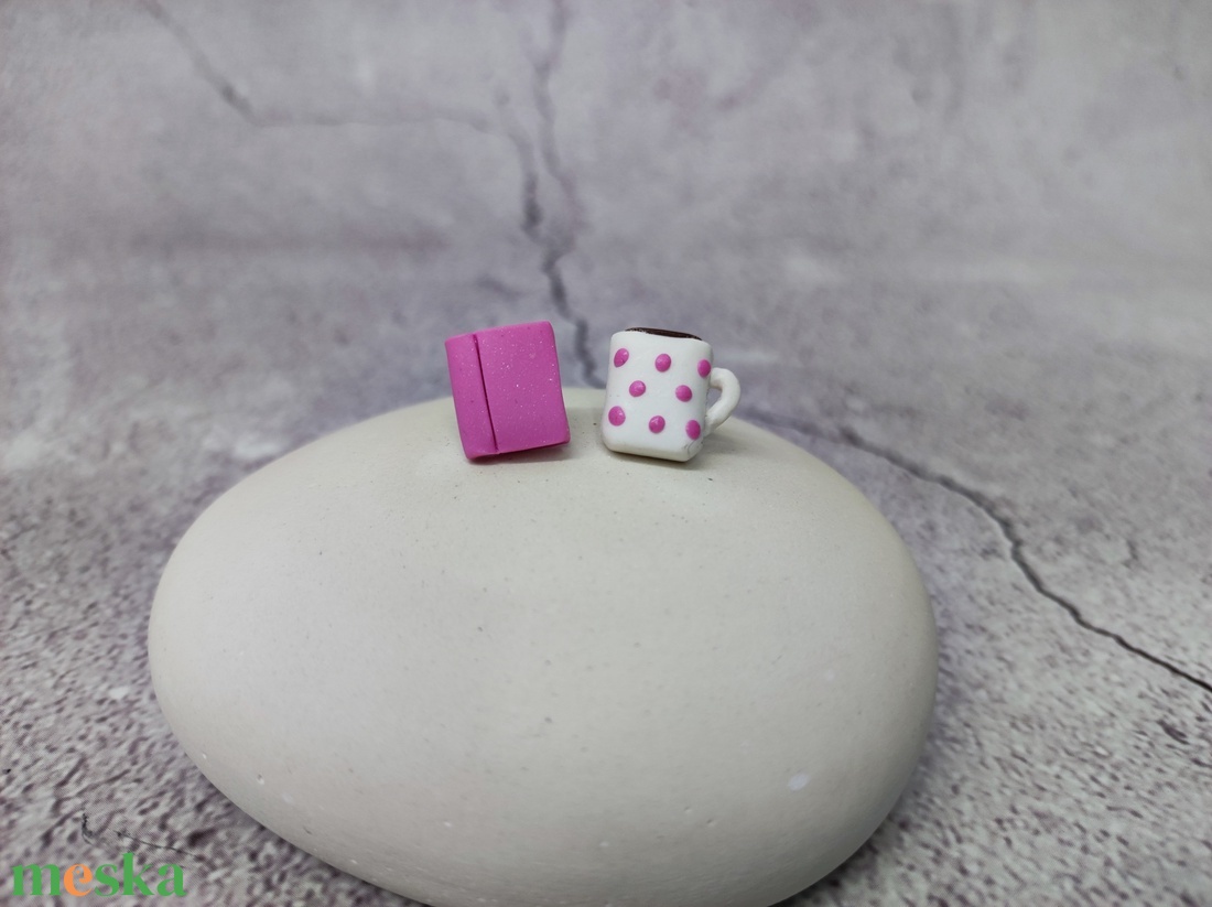 Egy jó kávé és egy jó könyv bedugós polymer clay fülbevaló/ kávés és könyv süthető gyurma füli - ékszer - fülbevaló - pötty fülbevaló - Meska.hu