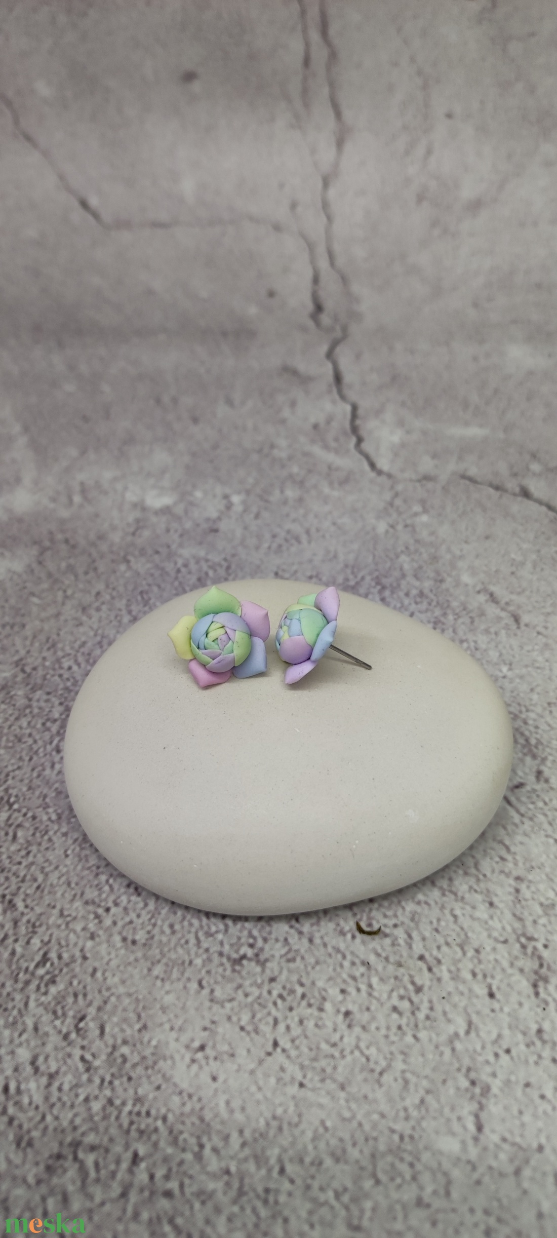 Szivárvány színű és rózsaszín virág bedugós fülbevaló - ékszer - fülbevaló - pötty fülbevaló - Meska.hu