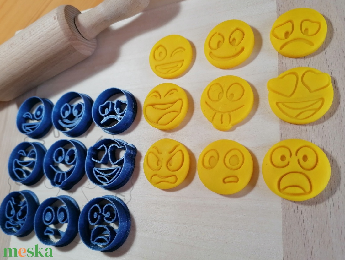 Smile Emoji 9 db - falatka méretű süteménykiszúró forma, sütipecsét. Sütikiszúró. Linzer, mézeskalács, keksz kiszúró - otthon & lakás - konyhafelszerelés, tálalás - sütés, főzés - sütikiszúró - Meska.hu